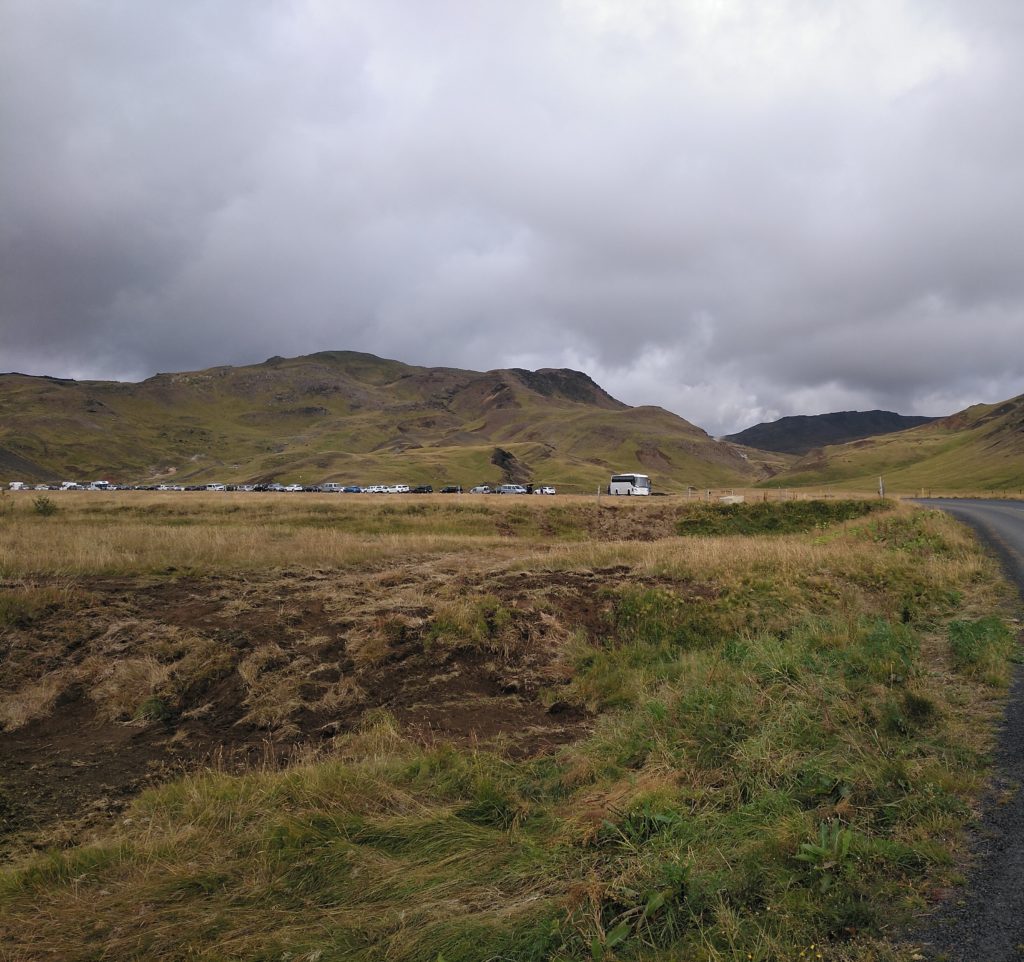 Vista desde lejos del aparcamiento de la ruta del valle Reykjadalur, río termal.