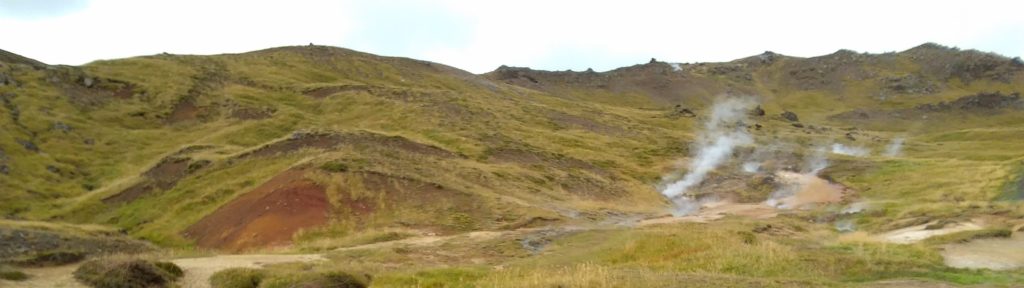 Paisajes con fumarolas y  pozas termales, antes de llegar al rio termal. Reykjadalur.