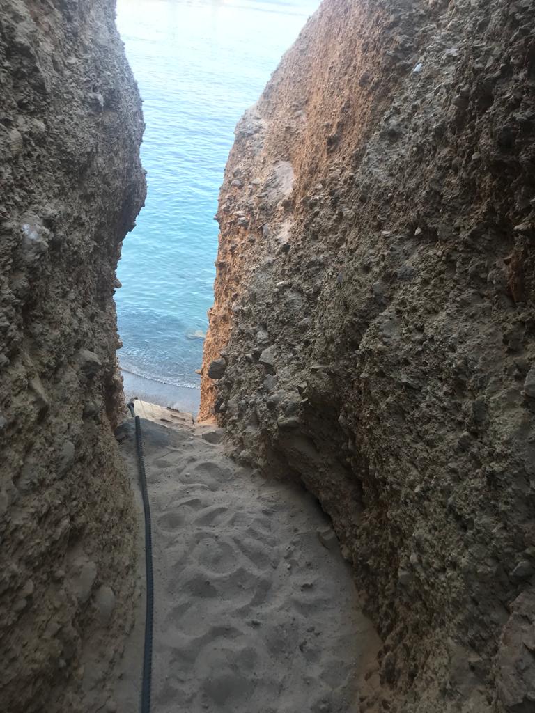 Entrada a la playa de Tsigrado.