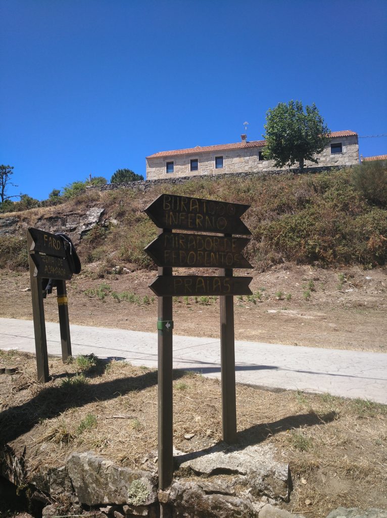 Indicaciones para las playas y los puntos de interés del sendero Ruta Sur de Ons