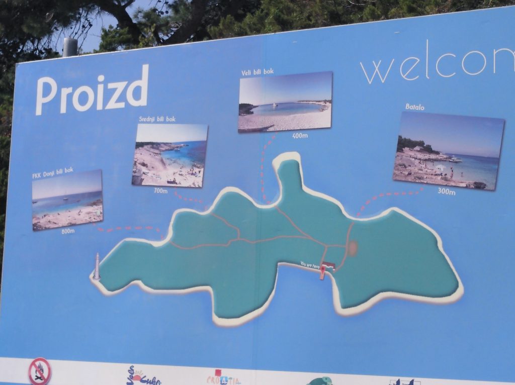 Cartel con el mapa de la isla de Proizd y sus cuatro playas. Se encuentra en el muelle cuando llegas a la isla.