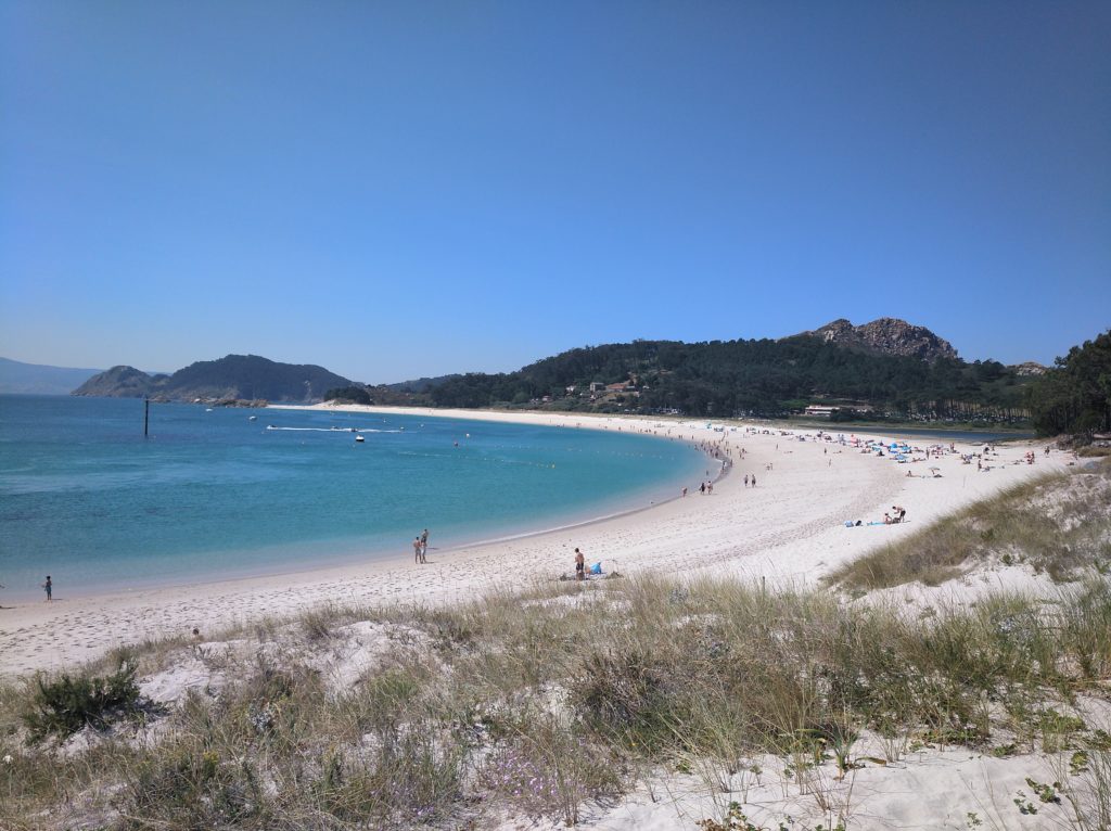 Vista de la playa de Rodas, Islas Cíes. Aguas cristalinas y arena blanca. 