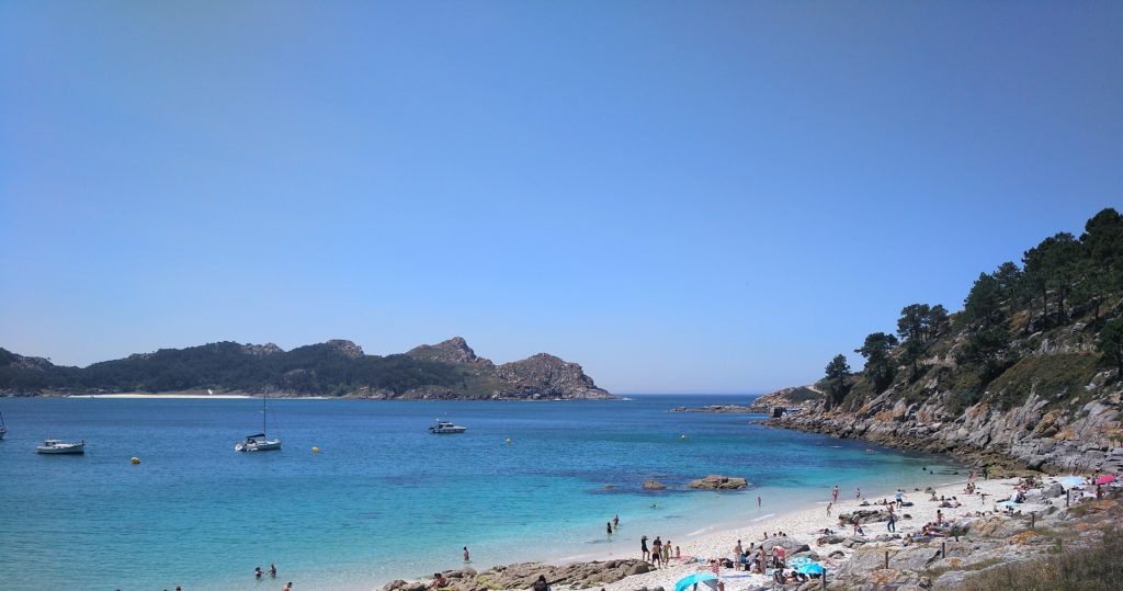 Vista de la playa de San Martiño a lo lejos. Islas Cíes.