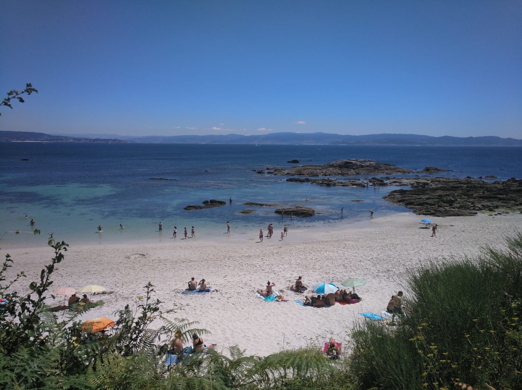 Vista de la playa Area Dos Cans en isla de Ons