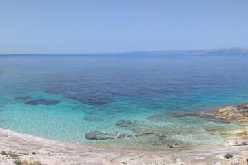 Playa Srendji Bili Bok en la isla de Proizd.