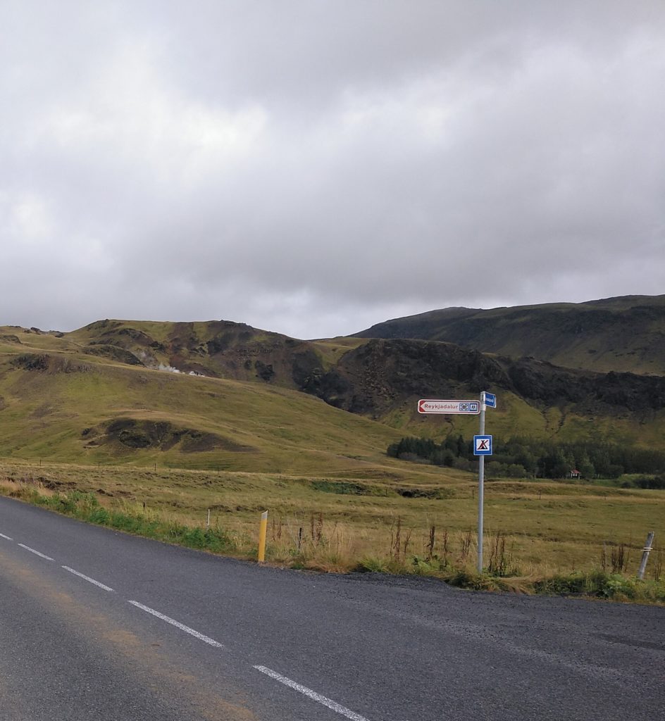 Señalización en la carretera que te indica la dirección del sendero Reykjadalur, río termal.