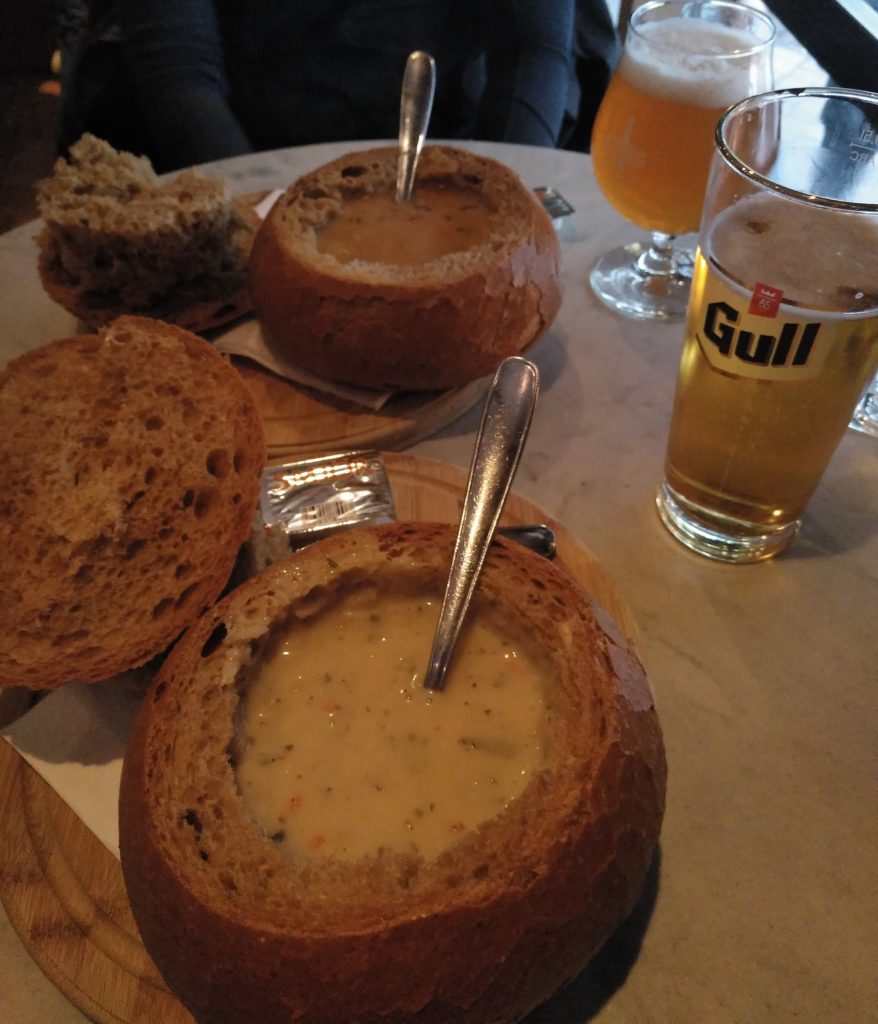 Típica sopa en pan de Islandia y dos cervezas Islandesas.