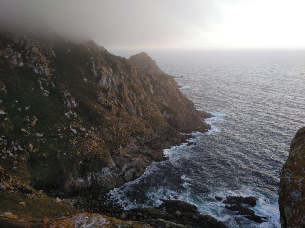 Acantilados cerca de la Pedra da Campá, Islas Cíes. Se pueden ver los nidos de gaviotas.