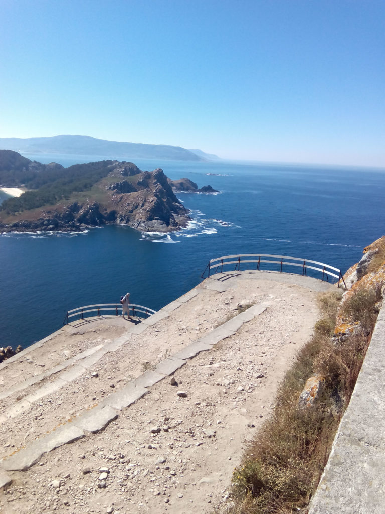 Vista del sendero sinuoso que te lleva al faro da Porta, Islas Cíes.