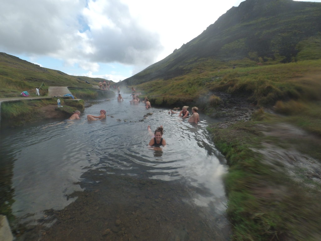 Personas bañándose en la zona media del río termal, Reykjadalur.